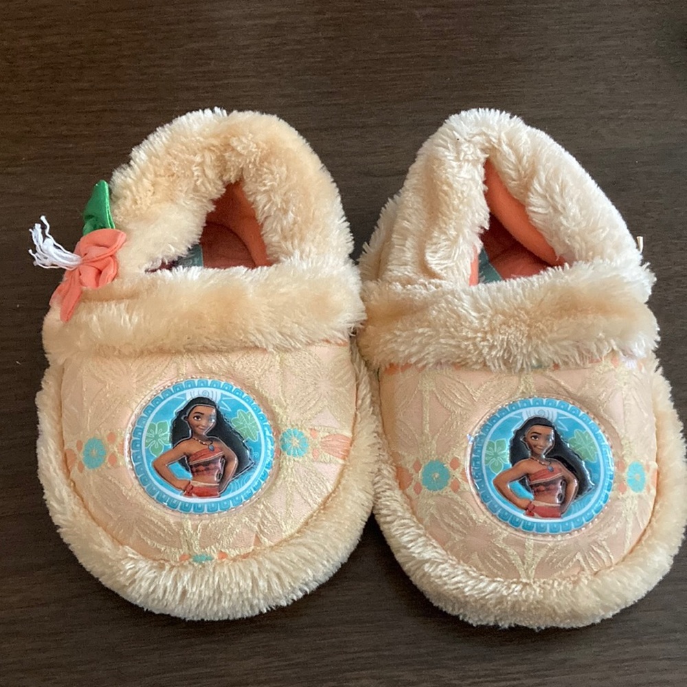 Disney Moana Slippers size 8 toddler slight wear see pictures w 1 flower missing